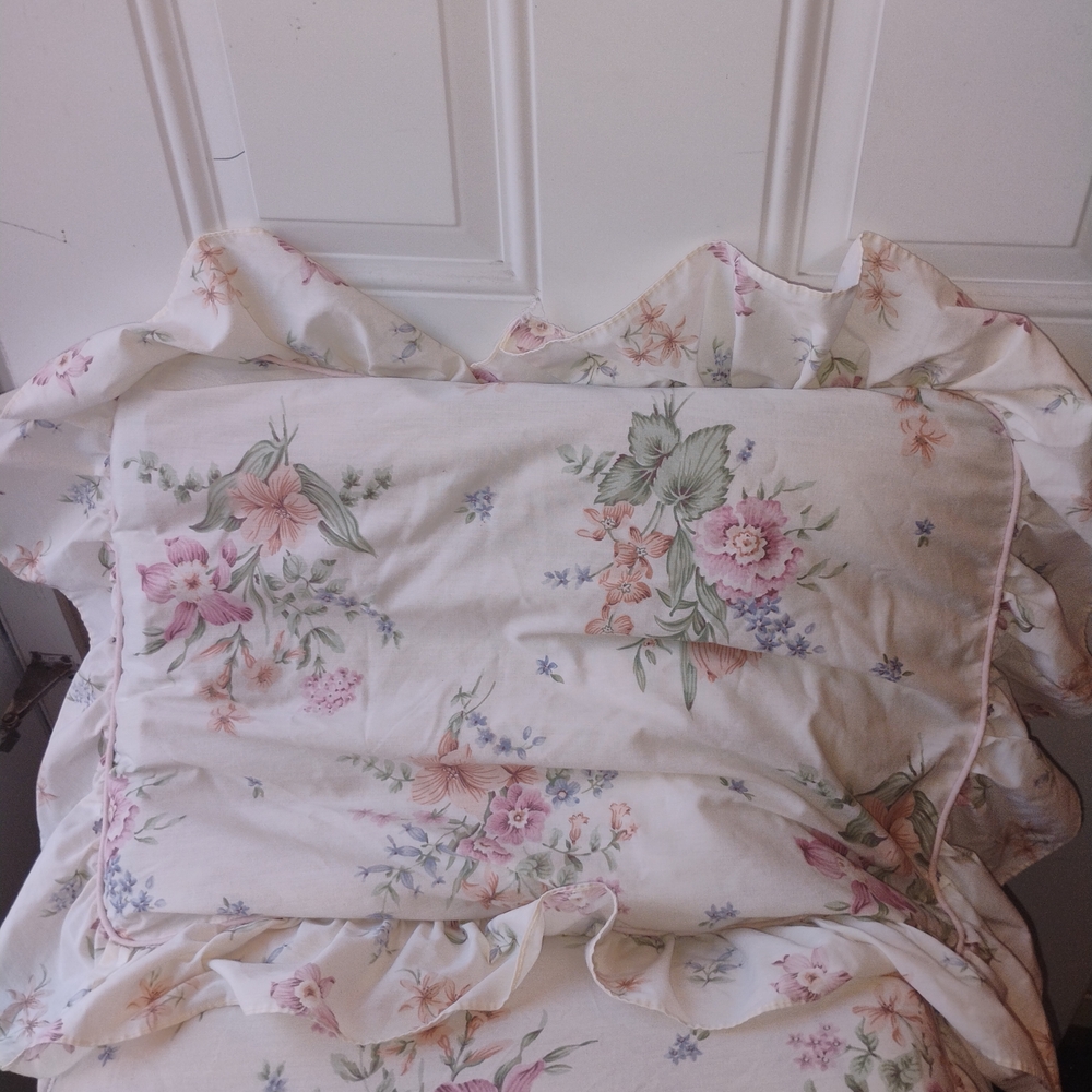 Floral Ruffled Pillowcases - Picture 5 of 7